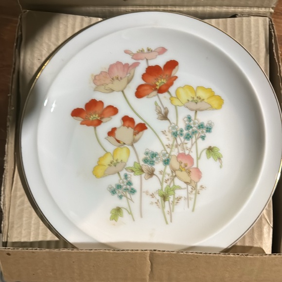 Fanci florals collection 7 inch plates  Painted Poppy like new in original box - Picture 2 of 2